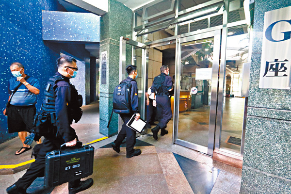 ●爆炸品課人員到涉案單位調查。 香港文匯報記者  攝