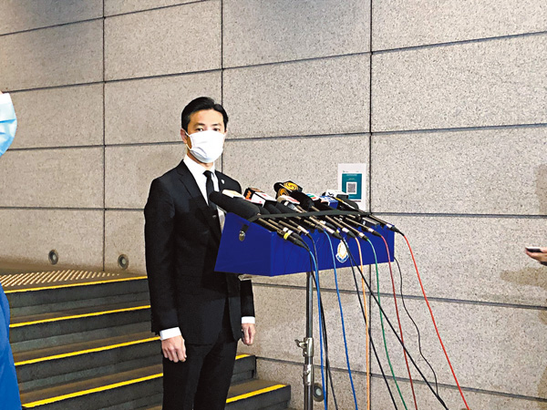 ●何振東會見記者交代案情。 香港文匯報記者  攝