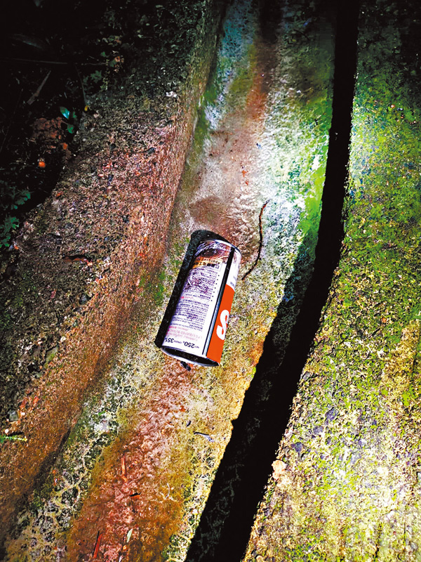 ●警方七一在禮賓府外檢獲卡式石油氣瓶及白電油罐。 警方圖片