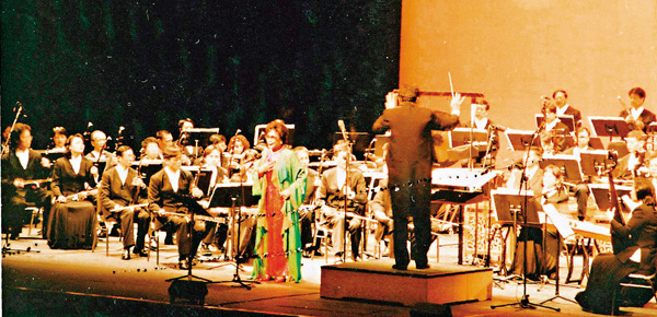 ●香港臨時市政局於1998年12月在香港舉辦「紅線女從藝六十年慶賀活動」，圖為紅線女演唱《荔枝頌》。 紅線女藝術中心供圖