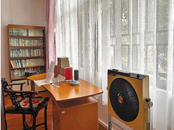 ●讀書是紅線女一大愛好，圖為紅線女生前使用過的書櫃和書桌。 香港文匯報記者黃寶儀  攝