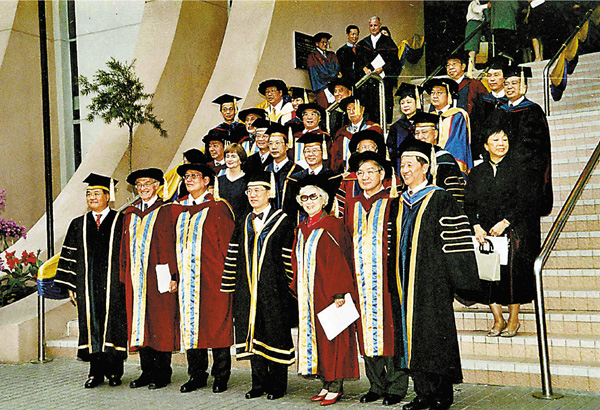 ●2005年11月8日下午，紅線女參加榮譽博士學位頒授儀式，博士榮銜獲得者與校方嘉賓合影。 紅線女藝術中心供圖