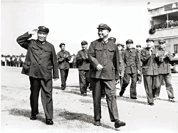 ●練兵場上，蕭克（右）進行步操表演。  受訪者供圖