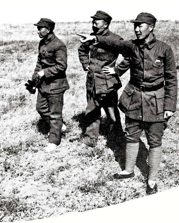 ●1947年解放戰爭期間，蕭克（左）與聶榮臻（中）、楊成武在正太戰役前線。 受訪者供圖