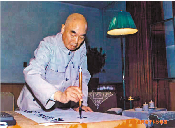 ●蕭克揮毫潑墨。受訪者供圖