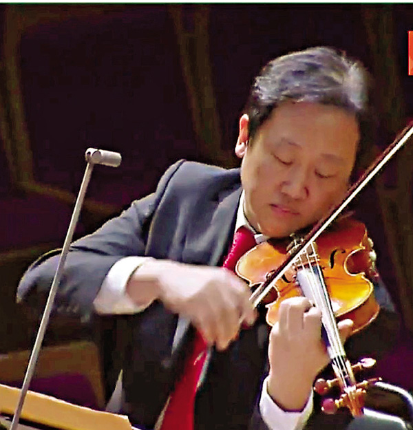 ●李海鷹交響幻想曲《中國1921》第四樂章《東瀛密巷》，樂團首席張毅孤獨的小提琴獨奏出微弱的希望之光。 網絡截圖
