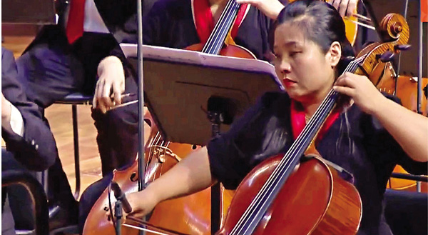 ●李海鷹交響幻想曲《中國1921》第二樂章《北平飛絮》大提琴獨奏唱出京劇老生般蕩氣迴腸的主題。 網絡截圖