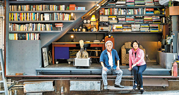 吳文芳在威靈頓街開設一人圖書館「先書後贏」，邀紀文鳳在此合影。 香港電台提供