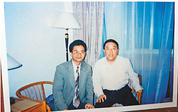 ●1997年11月26日，作者與何申留影於中國作家協會。 作者提供