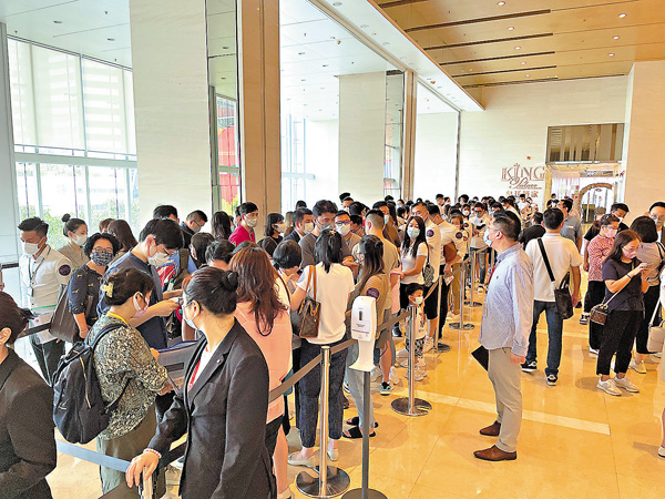 ● 維港1號昨開售反應不俗，位於九龍灣的售樓處場外9點前已出現人龍。 記者黎梓田  攝