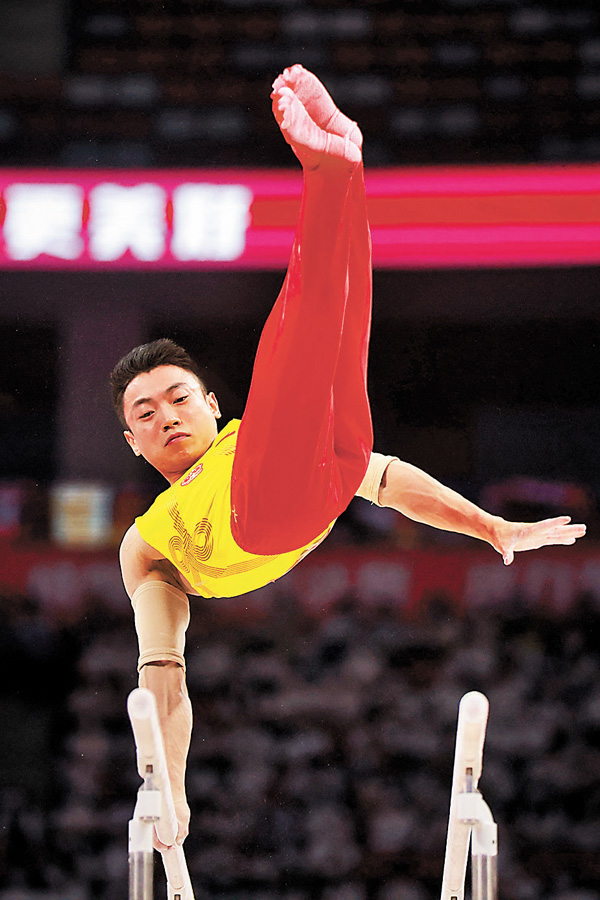 ●鄒敬園在雙槓比賽亮出6.900分的難度，並以高質量完成。 資料圖片