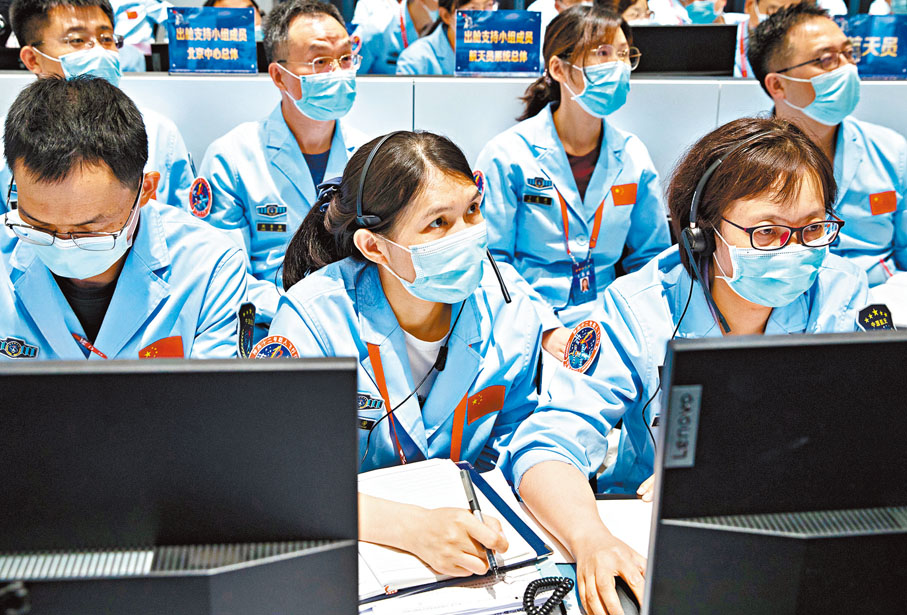 ● 7月4日，在北京航天飛行控制中心，航天科研人員在緊張工作。 新華社