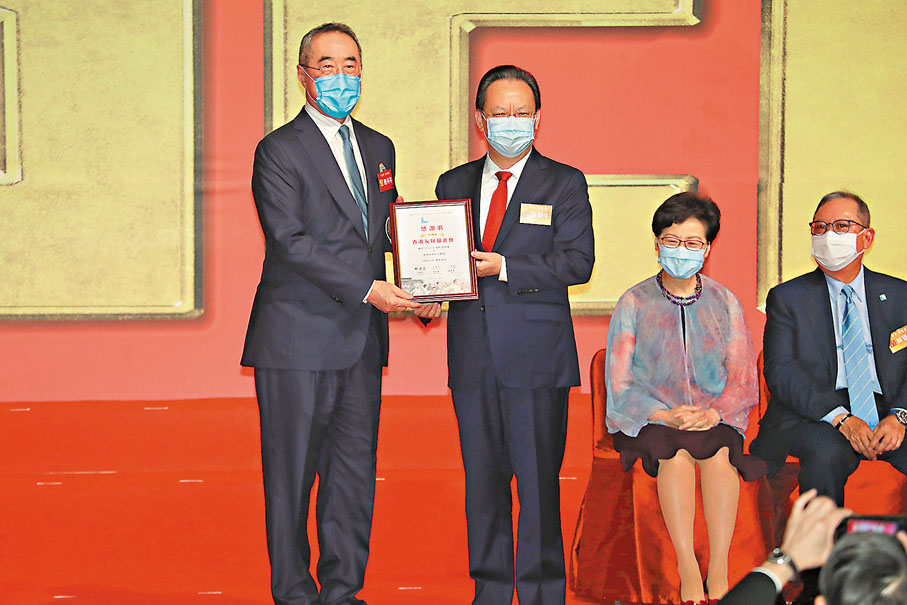 ●中聯辦副主任譚鐵牛向出席首映禮的唐英年頒感謝狀。