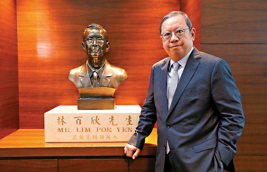 ●林建岳近日接受香港文匯報專訪時表示，希望透過電影讓更多人，尤其是香港年輕人更加深入、直觀地了解中國共產黨。圖為他與父親林百欣的銅像合照。 香港文匯報記者  攝