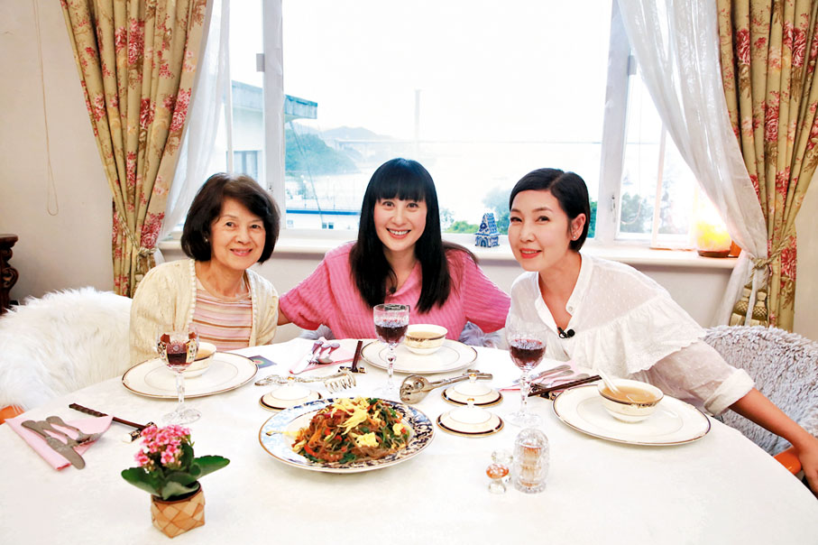 ●江欣燕(中)與媽媽一起亮相節目。