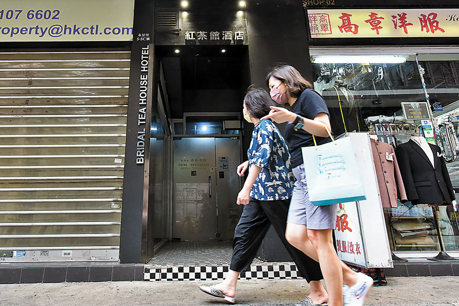 ●衞生防護中心昨日將紅茶館女清潔工由源頭不明個案修正為與輸入個案有流行病學關連。圖為油麻地紅茶館酒店入口。 中新社