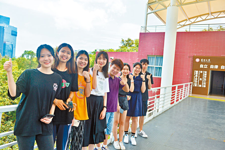 ●深大港生合照。香港文匯報 記者李望賢  攝