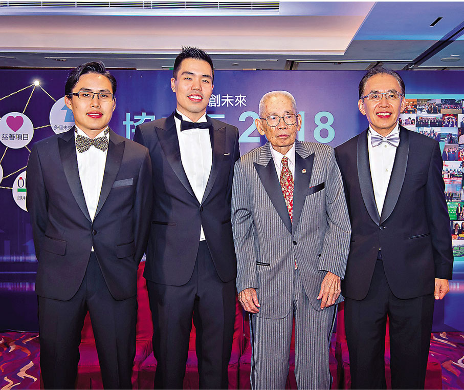 ● 方氏三代同堂合照，方潤華(右二)、方文雄(右一)、方添輝(左二)及方添明(左一)。 受訪者供圖