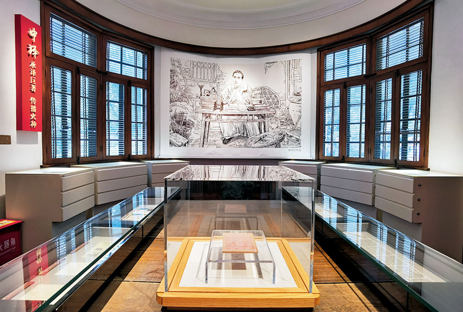 ●位於上海楊浦區的《共產黨宣言》展示館內，牆上的壁畫詳細描繪了陳望道在老家翻譯《共產黨宣言》時的場景。 香港文匯報記者 章蘿蘭 攝