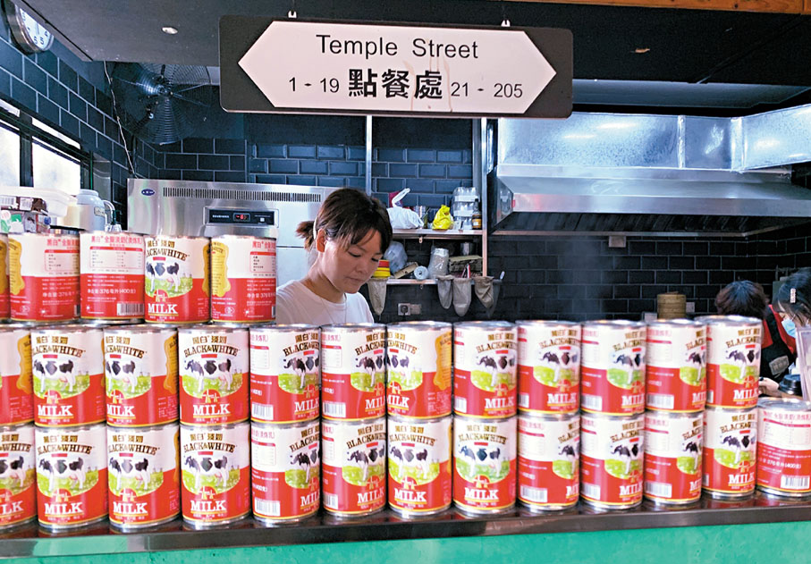 ●店內點餐處前滿是從香港運來的黑白淡奶。 香港文匯報記者俞晝  攝