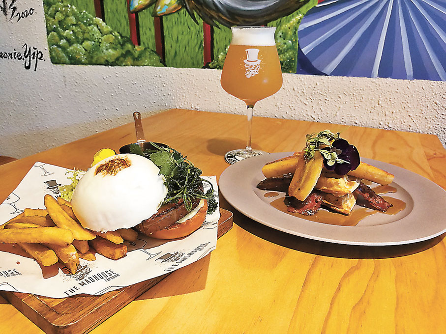 ●炸芫荽叉燒包、焗香蕉煙肉配窩夫，搭配手工啤酒。