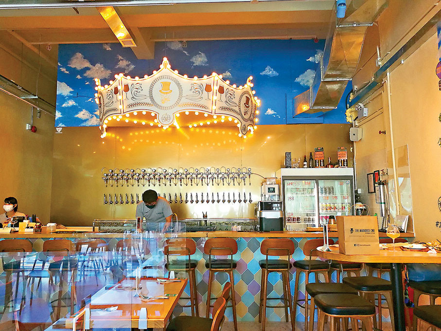 ●餐廳擁有28個龍頭，提供獨家進口及本地手工啤酒。