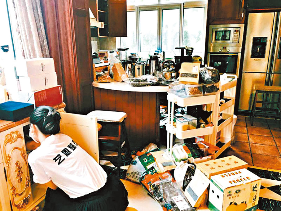 ●部分收納師專職忙碌整理執拾外，領隊收納師還不停與屋主溝通，了解生活狀況後再作調整。