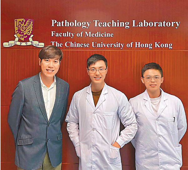 ●鍾一琿（中）和陳金坤（右），於鄧銘權（左）的指導下研發出新型抗癌免疫療法「S3KO-TAN」。 中大供圖