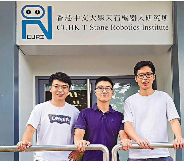 ●左起：王頊琛、王岩及林洪斌研製了能於狹窄空間內彎曲的微型手術鑽頭，能在複雜的人體結構內進行骨科手術。 中大供圖