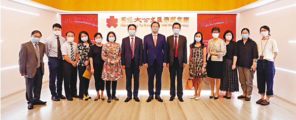 ●保良局董事局代表及多位屬校校長日前到大文集團參訪，並就香港教育議題進行交流。 香港文匯報記者  攝