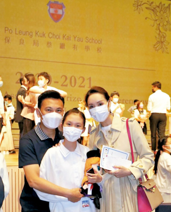 ●郭可盈與林文龍出席女兒的畢業禮。
