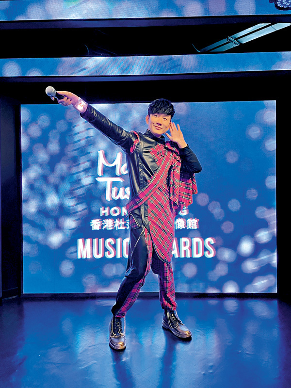 ● 林俊傑全球首尊華人巡迴蠟像維妙維肖。