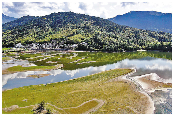在安徽黟縣拍攝的奇墅湖風景
