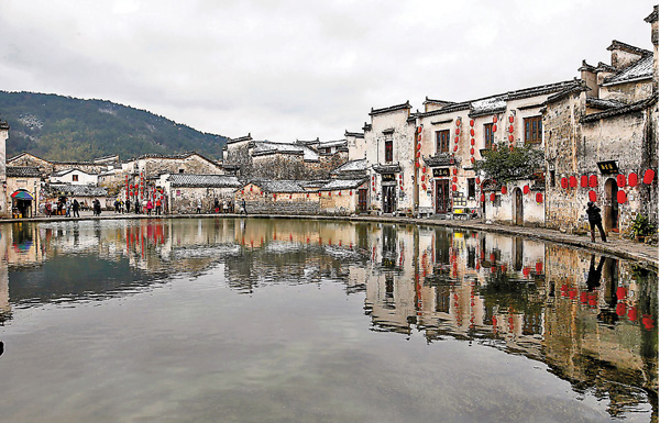 宏村景區久雨漸晴，湖光山色，夏景如畫。