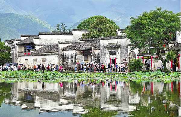 遊客在宏村遊玩