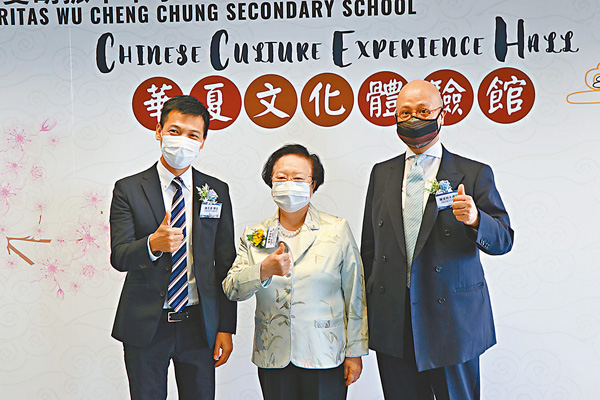 ● 譚惠珠（中）、羅保林大律師（右）及鍾志源（左）對「華夏文化體驗館」一同讚好。 受訪者供圖