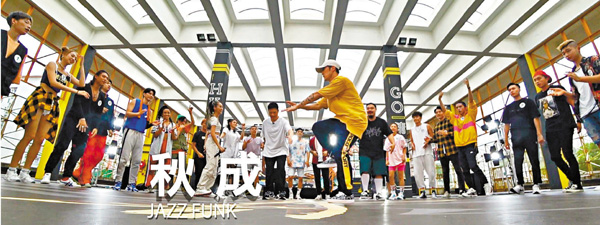 ● 麥秋成作舞蹈示範。