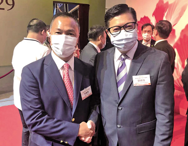 ● 張廣軍在「百年偉業--慶祝中國共產黨成立100周年大型主題展覽」開幕式上與保安局局長鄧炳強合照。