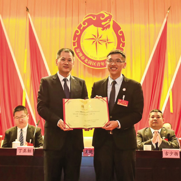 ● 深圳市龍崗區青年企業家協會就職典禮上，馬楚力（右）榮任會長。