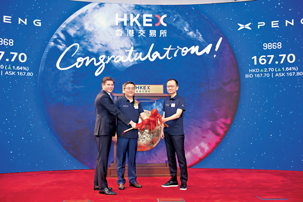 ● 小鵬汽車昨在港上市，港交所行政總裁歐冠昇(左一）出席上市儀式。