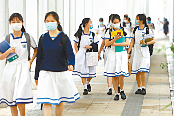 ●穆家駿表示，教材同時也是很重要的加強國民身份認同的參考資料。圖為香港中學生。資料圖片