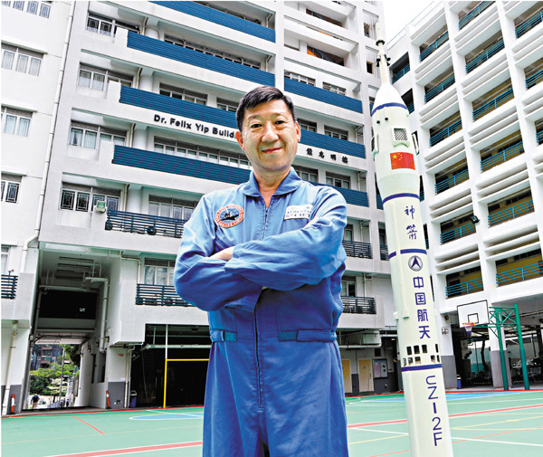 雷健泉與他珍藏的「長征二號F運載火箭」模型。香港文匯報記者詹漢基 攝