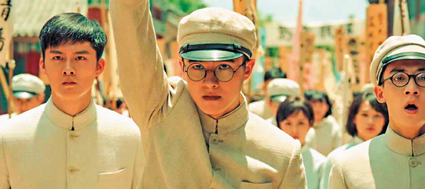 ●劉昊然（右）飾演劉仁靜。