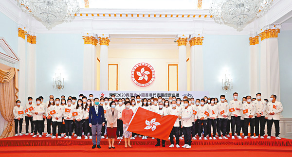 ●行政長官林鄭月娥（前排左三）在中聯辦副主任盧新寧（前排左二）及民政事務局局長徐英偉陪同下，把香港特區區旗授予港協暨奧委會會長霍震霆（前排右三）、香港代表團團長貝鈞奇（前排右二）及港協暨奧委會義務秘書長王敏超（前排右一）。