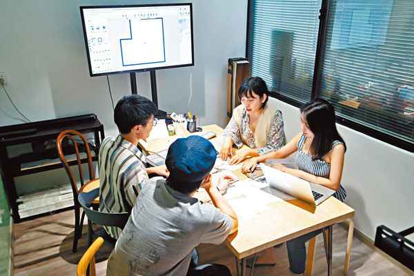 ● 「五金少女」和團隊成員討論拍攝方案。 受訪者供圖