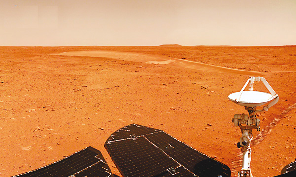 ●「祝融號」火星車行進路上的火星沙丘圖像，圖中可見沙丘全貌。 國家航天局供圖