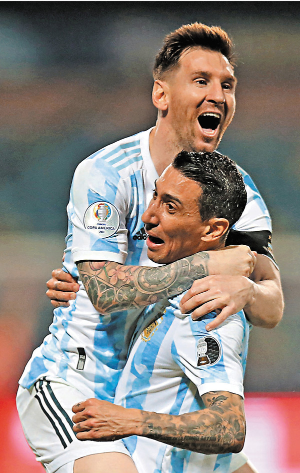 美斯（左）希望迪馬利亞等隊友能擺脫心魔。  路透社