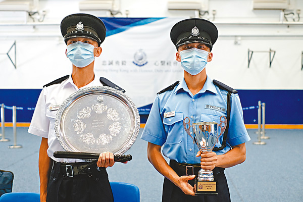 ●督察譚成浩(左)及警員孔俊熙(右)成績優異獲頒發獎項。 香港文匯報記者  攝