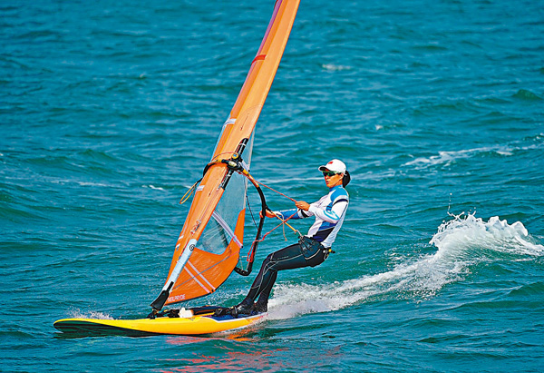 ●女子帆板選手盧雲秀在2019年美國邁阿密世界盃獲得冠軍。 資料圖片