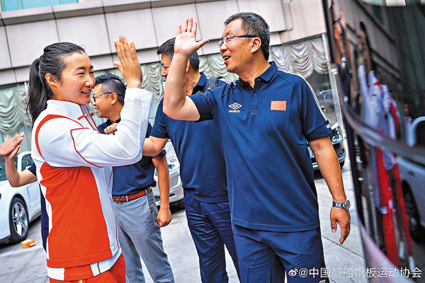 ●運動員與送行的中國帆船帆板協會工作人員擊掌告別。 微博圖片